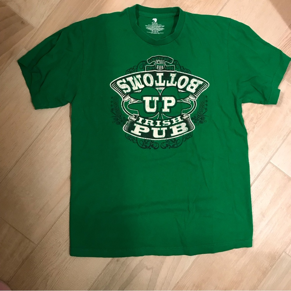Bottoms Up Pub Tee Shirt green  (M 38-40)